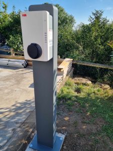 Installation d’une borne de recharge IRVE ABB sur pied pour une maison individuelle, idéale pour une recharge rapide et sécurisée